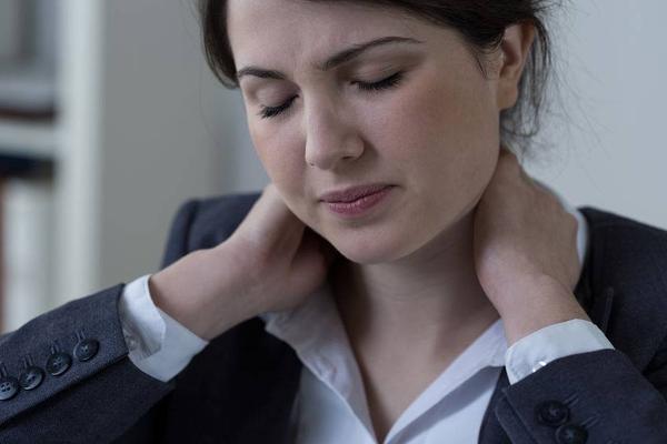 脖子经常痛是什么原因？睡太软的枕头，会对颈椎不利？（脖子为什么会导致头疼）