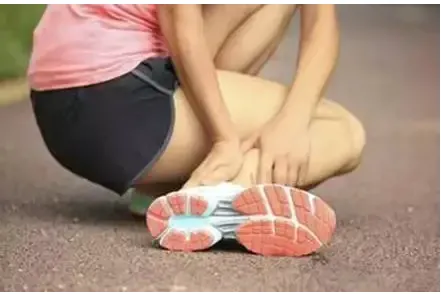 脚踝浮肿是什么原因引起的 消肿这样做（脚踝浮肿是怎么回事儿?）