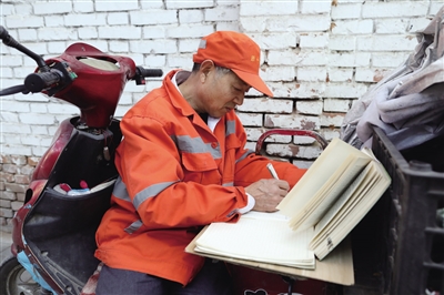 8年写十几本读书笔记 58岁环卫工 人称“扫地僧”（八篇读书笔记怎么写?）