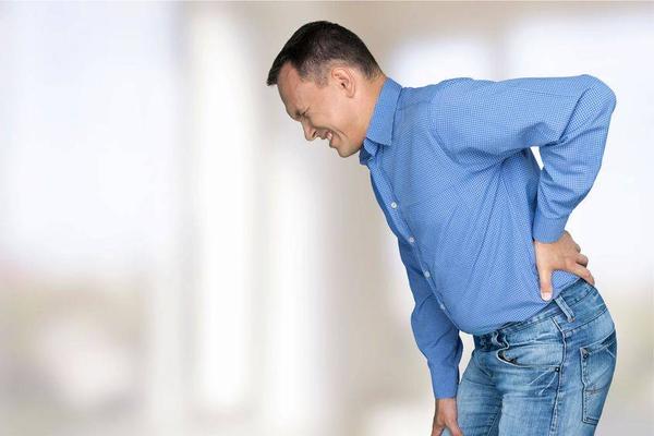 男人长期腰疼，要引起重视，或是这4个因素导致的，需了解（男性腰疼是什么原因引起的吗）