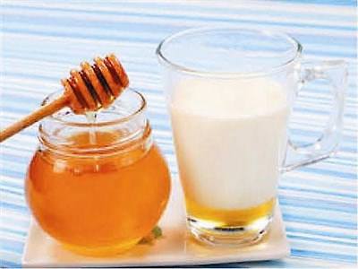 枣花蜜和牛奶配喝好吗?蜂蜜和牛奶能一起吃吗?（牛奶蜂蜜大枣能一起吃吗）