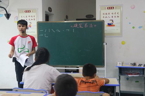 吉首大学志愿者以书法为基础，传承汉字经典（吉首志愿者协会）