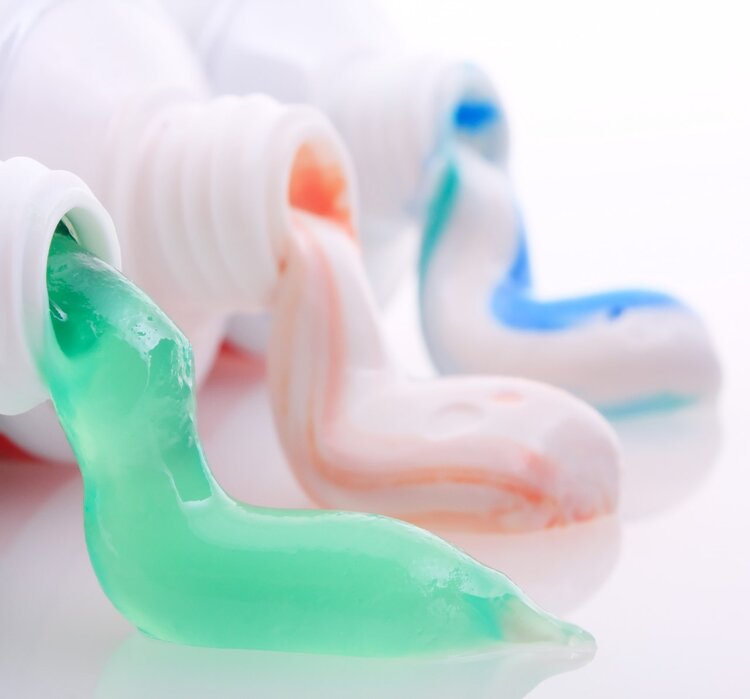 买牙膏时，3种牙膏不建议购买，或有潜在癌症风险，你家买了吗？（建议购买的牙膏）