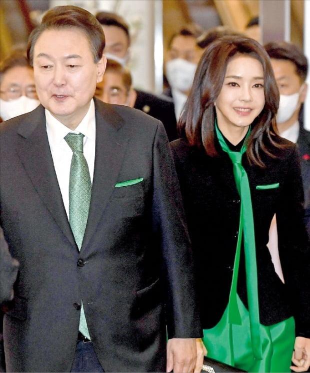 韩国第一夫人和丈夫出席音乐会！又穿1亿韩元裙，50岁仍清纯动人（韩国第一夫人和丈夫出席葬礼）