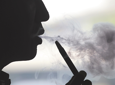 使用后上瘾还会产生肺刺激物，电子烟是传统香烟的安全替代品吗？（电子烟会使人上瘾吗为什么）